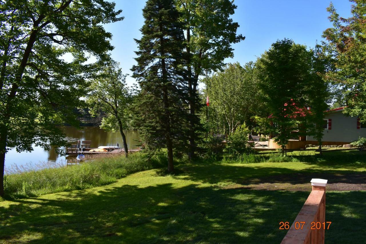 Villa Domaine Henri-Daze Saint-Pierre-Baptiste Esterno foto